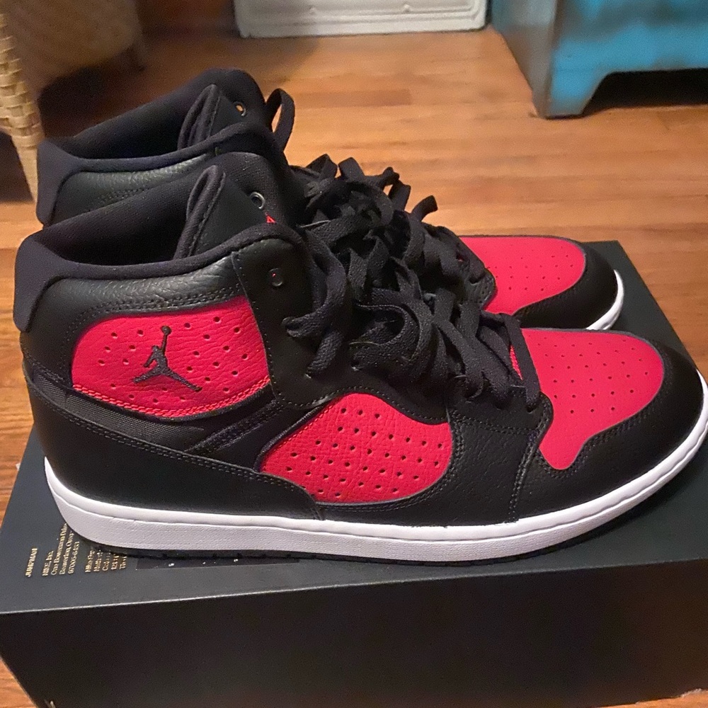New, never worn Jordan Access size 12. Black/Gym Red-White